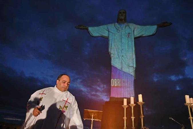 Al�m do jaleco de m�dico, foram projetadas fotos de profissionais da sa�deCarl de Souza/AFP