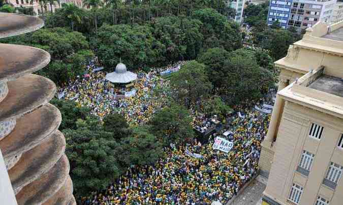 Na mais recente manifestao, no domingo passado, 24 mil pessoas protestaram contra a corrupo e o governo Dilma(foto: Tlio Santos/EM/D.A Press)