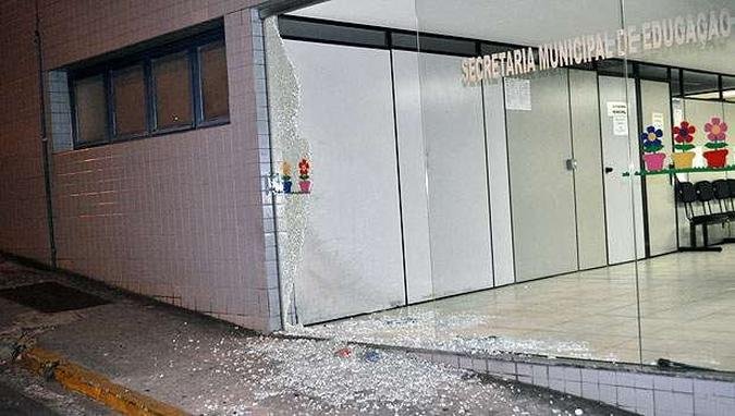 Porta de entrada da Secretaria Municipal de Educação foi quebrada por uma pedrada(foto: Jornal de Lavras/Divulgação) Porta de entrada da Secretaria Municipal de Educação foi quebrada por uma pedrada(foto: Jornal de Lavras/Divulgação)