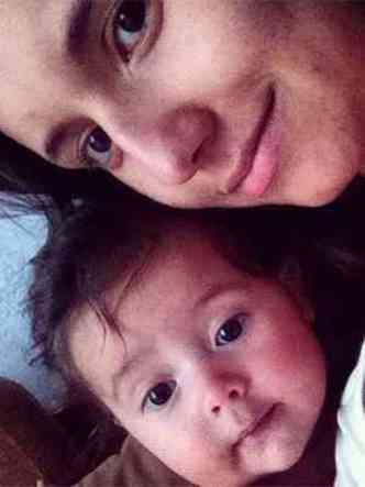 Lvia Polinrio e a filha Letcia, de oito meses: troca de mdica por se negar a pagar a taxa de R$ 5 mil(foto: Arquivo Pessoal )