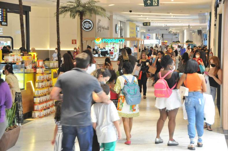 Shopping de BH com movimentao de clientes