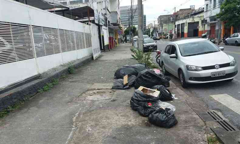 Sacos de lixo no cruzamento da Avenida Francisco S com a Rua Cssia(foto: Renato Scapolatempore/EM/DA Press)