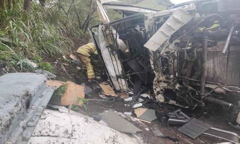 Homem morreu no local do acidente com traumatismo crânio encefálico grave e esmagamento de tórax(foto: SALA DE IMPRENSA CBMMG/Reprodução) ação do corpo de bombeiros na retirada do corpo do motorista