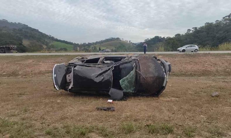 Carro capotado em Par� de Minas