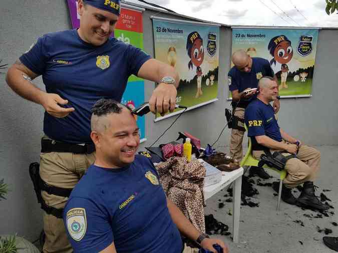 Policiais da PRF participaram de ao na CAPE, em Belo Horizonte, que acolhe crianas e pais durante o tratamento na capital. Algumas pessoas doaram cabelosPRF/Divulgao