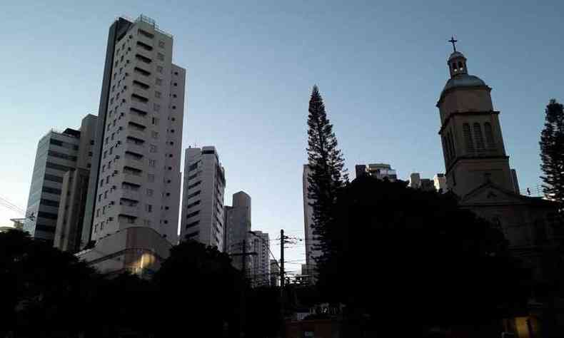 Belo Horizonte amanhece com cu claro e algumas nuvens. Vista da Rua Professor Morais com Avenida Getlio Vargas regio da Savassi(foto: Jair Amaral/EM/D.A Press)