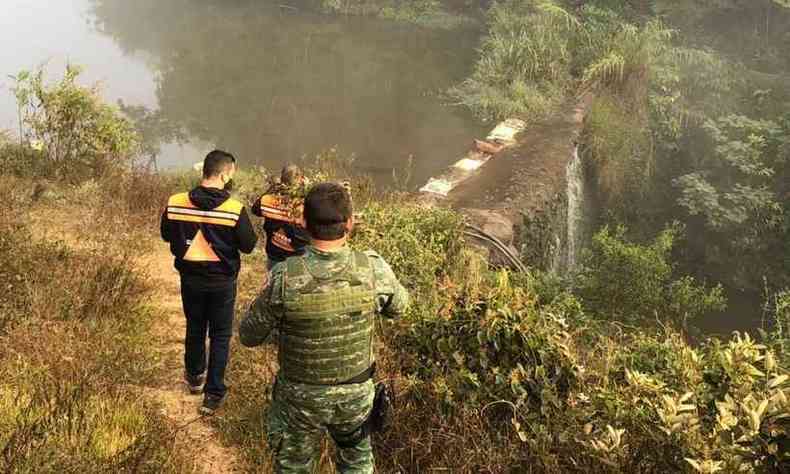 Autoridades atuam na barragem ameaada de rompimento em Serro (MG)(foto: Divulgao/Corpo de Bombeiros)