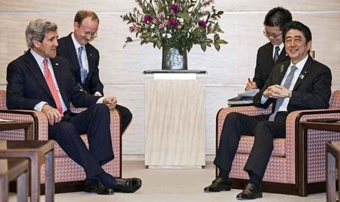 John Kerry se encontra com o primeiro ministro japonês, Shinzo Abe - visita do Secretário de Estado norte-americano à Ásia busca arrefecer os ânimos na região(foto: PAUL J. RICHARDS / POOL / AFP) John Kerry se encontra com o primeiro ministro japonês, Shinzo Abe - visita do Secretário de Estado norte-americano à Ásia busca arrefecer os ânimos na região(foto: PAUL J. RICHARDS / POOL / AFP)