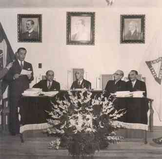Em 1954, reunio solene em homenagem ao governador Juscelino Kubistschek, com presena do ministro da Educao Cndido da Mota Filho(foto: Acervo Iepha/MG/Divulgao)