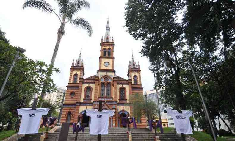 Por iniciativa da parquia, foram colocadas 15 cruzes, com mscaras remetendo  pandemia do novo coronavrus(foto: Alexandre Guzanshe/EM/D.A Press)