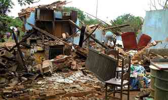 Casas destrudas em Itacarambi, na Regio Norte: estado teve nico tremor que resultou em morte no pas(foto: Maria Oliveira/Prefeitura de Itacarambi/Divulgao - 9/12/07)