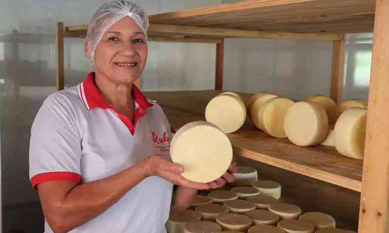 Rubnei Santos Gomes a dona Rubi, que produz 22 peças de queijo por dia 
