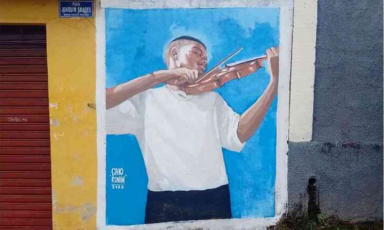 De olhos fechados, menino toca violino em grafite de Caio Ronin 