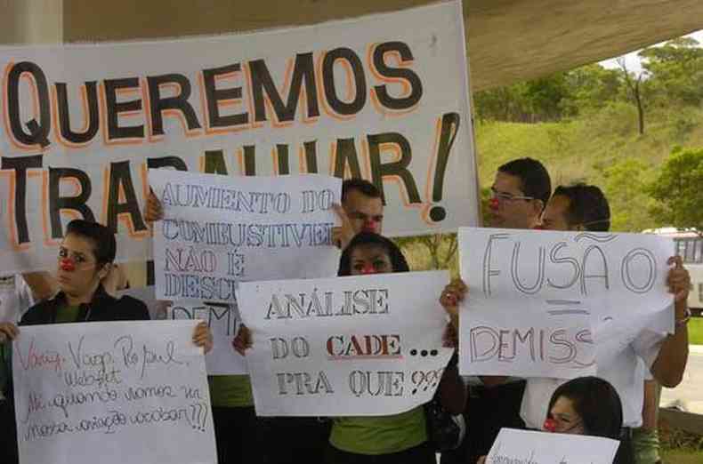 Funcionrios da Webjet protestaram em Confins aps o anncio dos cortes (foto: Cristina Horta/EM/D.A/Press)