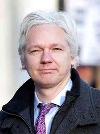 Assange permanecer na embaixada do Equador  espera de uma deciso sobre seu pedido de asilo poltico(foto: AFP PHOTO / MIGUEL MEDINA/FILES )