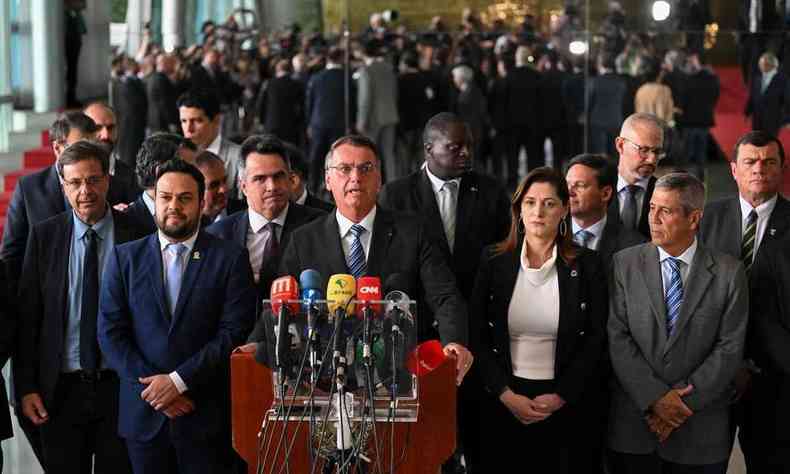 Bolsonaro, ministros e aliados durante pronunciamento no Palcio da Alvorada