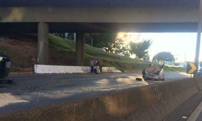 Três pessoas ficaram feridas na batida entre os carros(foto: Edesio Ferreira/EM/D.A.Press) Três pessoas ficaram feridas na batida entre os carros(foto: Edesio Ferreira/EM/D.A.Press)