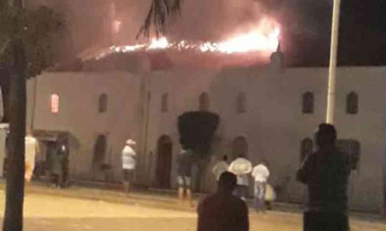 Fogo se espalhou rapidamente e destruiu o telhado do templo religioso(foto: Reproduo/WhatsApp)