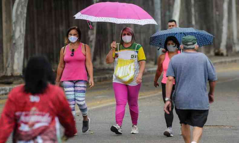 Chuva no foi problema para alguns que praticavam atividade fsica na pista de cooper da Andradas(foto: Leandro Couri/EM/D.A. Press)