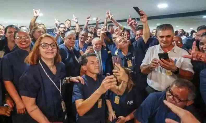 Lula posa com servidores que ajudam na recuperao do palcio