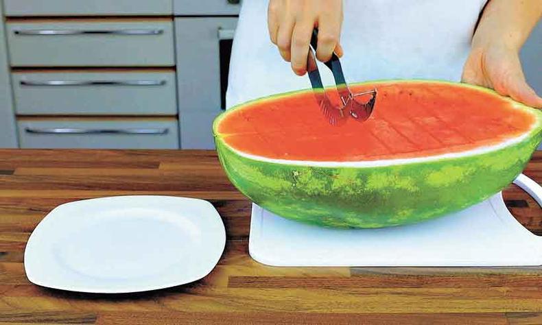 Fatiador de melancia Esta ferramente é uma faca e pinça que corta melancia e melão em fatias iguais sem fazer bagunça e com total aproveitamento da fruta(foto: Divulgação) Fatiador de melancia Esta ferramente é uma faca e pinça que corta melancia e melão em fatias iguais sem fazer bagunça e com total aproveitamento da fruta(foto: Divulgação)