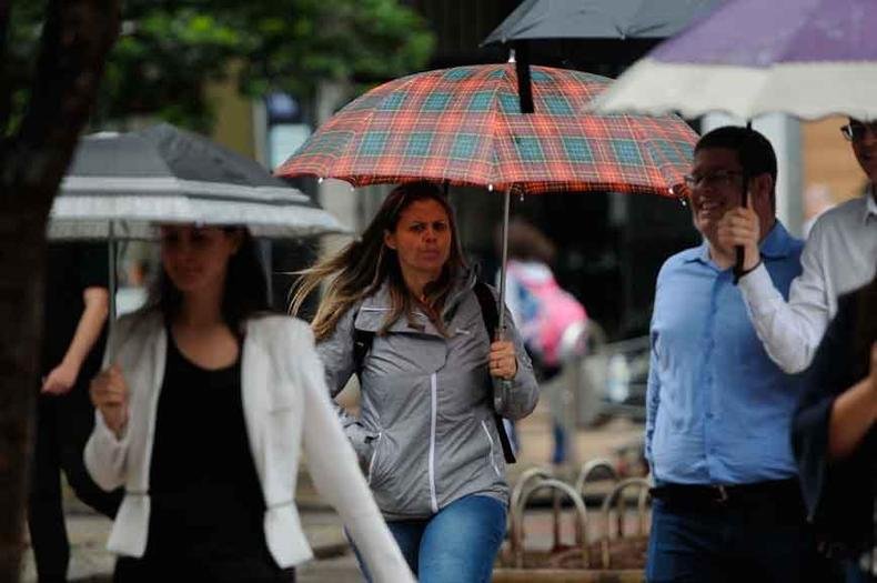 14,6° Foi a temperatura registrada na segunda-feira em Belo Horizonte, a mais baixa para o mês de março desde 1993(foto: Túlio Santos/EM/D.A Press) 14,6° Foi a temperatura registrada na segunda-feira em Belo Horizonte, a mais baixa para o mês de março desde 1993(foto: Túlio Santos/EM/D.A Press)