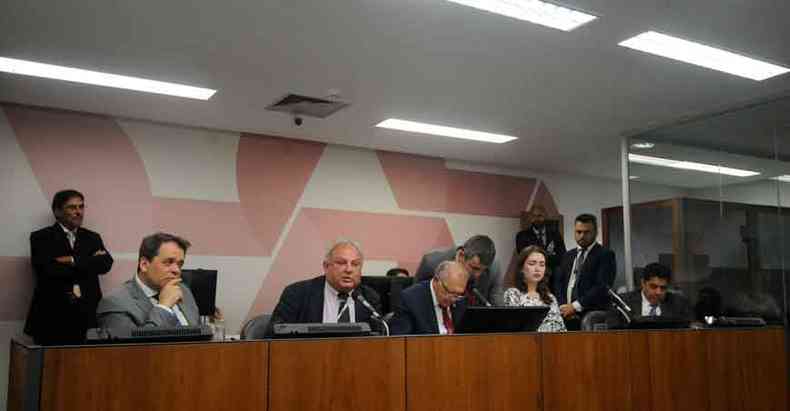Deputados queriam mais informaes sobre a operao com o nibio, mas mesmo assim aprovaram o projeto do governo (foto: Tlio Santos/EM/D.A PRESS)