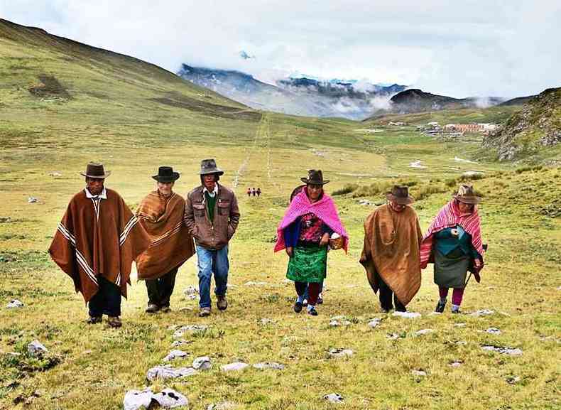 Moradores percorrem o caminho inca, nos Pampas de Hunuco(foto: German Falcon/Antorcha. Lima/Divulgao)
