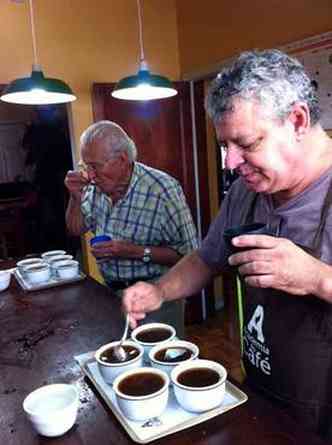 João Sidney Filho e Bruno de Souza fazem prova da bebida: amor pelo café passa de pai para filho (foto: Ivan Totti / Divulgação)