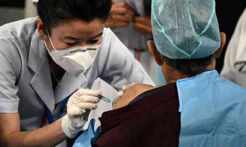 ndia quer vacinar 300 milhes contra COVID-19 ainda neste primeiro semestre de 2021(foto: Sajjad HUSSAIN/AFP)