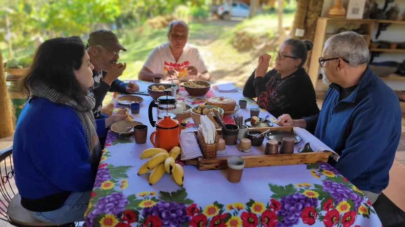Casal de artistas Lenine e Cecília recebem os visitantes com um delicioso café da manhã (foto: Daniele Teixeira/ Céu de Montanhas) Lenine e Cecília