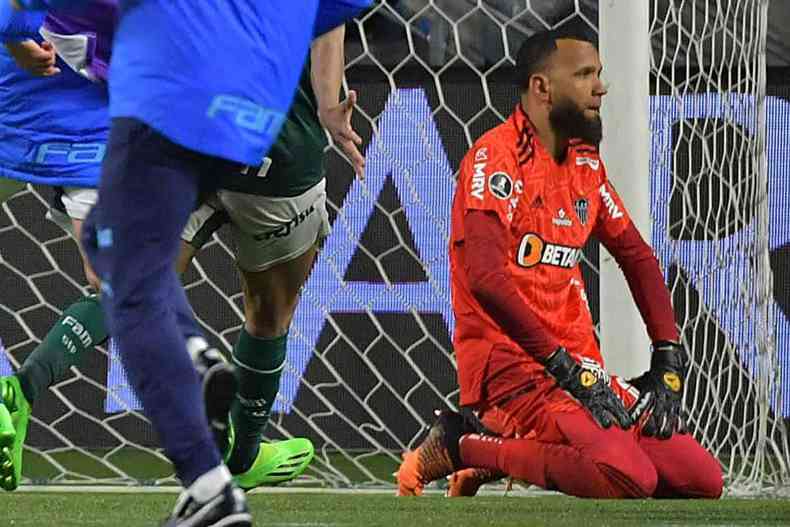 O goleiro Everson após derrota nos pênaltis para o Palmeiras