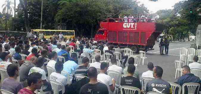 Assembleia em frente ao prdio da prefeitura, no Centro de BH, decidiu pela manuteno da paralisao(foto: Sindibel/Divulgao)