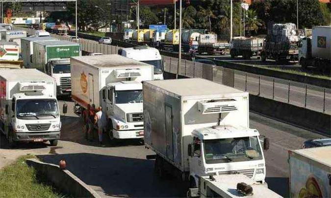 Caminhões estacionaram em estradas estratégicas para a distribuição de alimentos, combustíveis e de outros produtos, causando o desabastecimento em várias cidades (foto: Tomaz Silva/Agência Brasil) Caminhões estacionaram em estradas estratégicas para a distribuição de alimentos, combustíveis e de outros produtos, causando o desabastecimento em várias cidades (foto: Tomaz Silva/Agência Brasil)