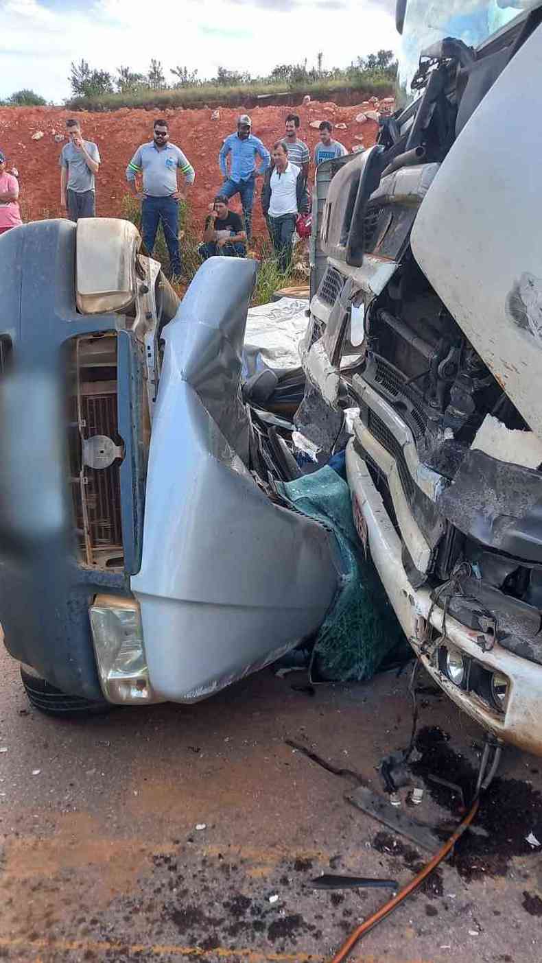 Carro tombando com a batida de frente com uma carreta