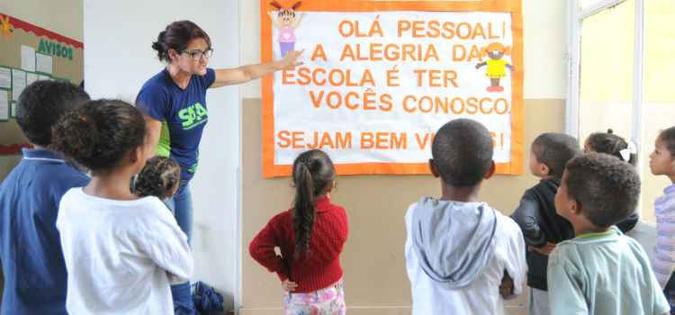 Mais de 170 crianças de Bento Rodrigues e Paracatu de Baixo começaram a estudar ontem (foto: Jair Amaral/EM/D.A Press) Mais de 170 crianças de Bento Rodrigues e Paracatu de Baixo começaram a estudar ontem (foto: Jair Amaral/EM/D.A Press)