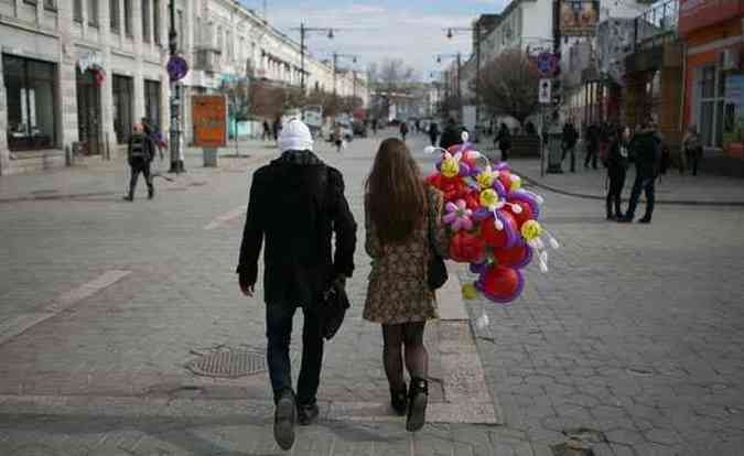 Casal passeia no centro de Simferopol, cidade da Crimeia, que daqui a dois dias passar por referendo para decidir se continuar com a Ucrnia ou se tornar parte da Rssia(foto: DANIEL LEAL OLIVAS/AFP)