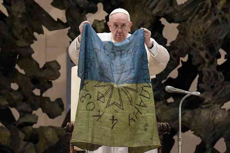 Papa levanta bandeira da Ucrnia que veio da cidade de Bucha