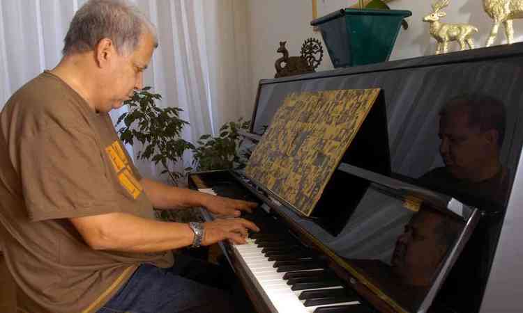 Mrcio Borges toca piano