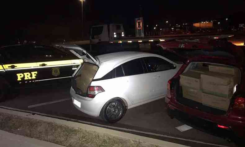 Caixas encontradas nos dois carros apreendidos(foto: PRF/Divulgao)