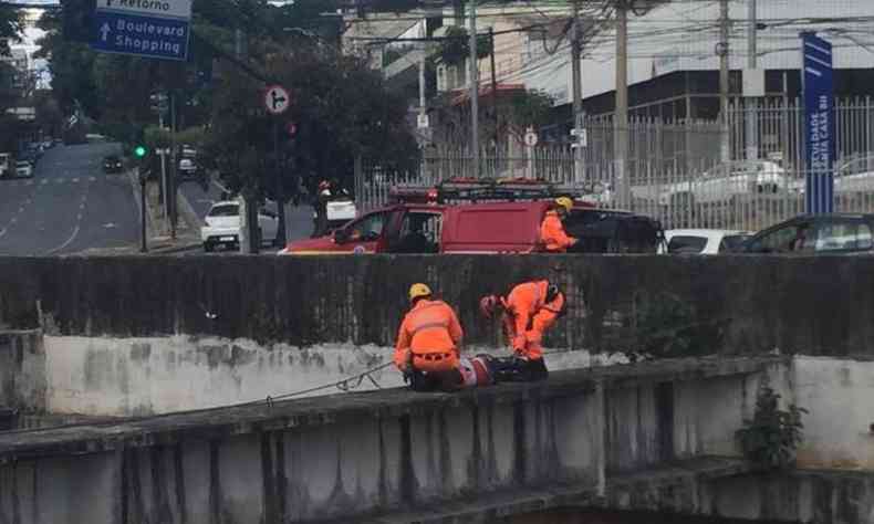 Homem foi resgatado no incio da tarde (foto: Edsio Ferreira/EM/D.a Press)