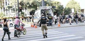Blitz parou motociclistas na Praa Tiradentes, no cruzamento das avenidas Afonso Pena e Brasil(foto: RODRIGO CLEMENTE/EM/D.A PRESS)