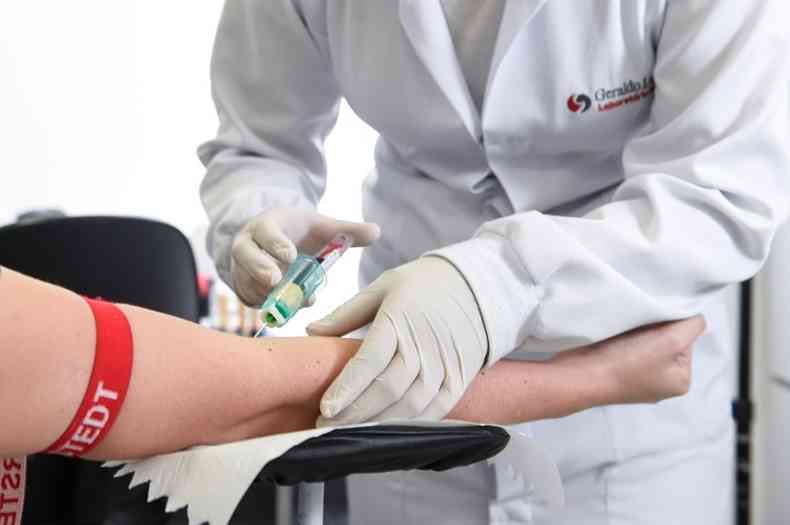 Coleta de sangue no laboratrio Lustosa: solicitao de alguns testes para acompanhamento de doenas crnicas caiu 80%(foto: Pedro Vilela/Divulgao %u2013 2/4/20 )
