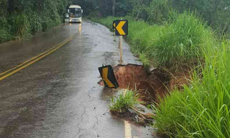 Interdio parcial na MGC 482/KM 60 devido a queda da pista com um buraco no asfalto e placas de sinalizao