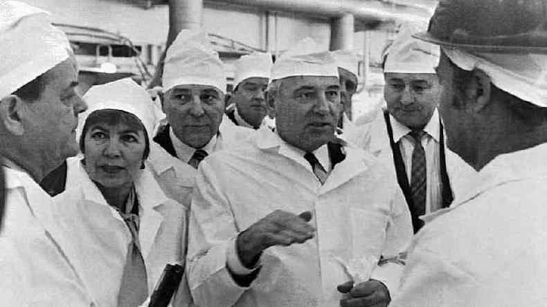 O ex-presidente sovitico Mikhail Gorbachev (ao centro) e sua esposa Raisa Gorbacheva ( esq.) visitaram a usina em 1989(foto: AFP)