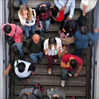 Na estação do metrô, o vai e vem de passageiros é constante(foto: Alexanadre Guzanshe/EM/D.A Press) Na estação do metrô, o vai e vem de passageiros é constante(foto: Alexanadre Guzanshe/EM/D.A Press)