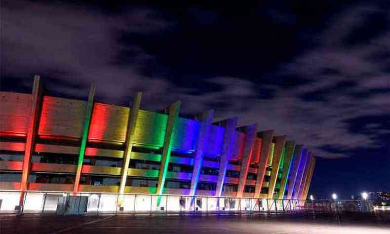 No ano passado, na mesma data, o estdio foi iluminado com as cores do arco-iris, usadas para simbolizar o movimento LGBTI (foto: Agncia i7/Mineiro)