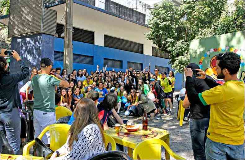 Torcedoras se organizaram para assistir  partida num bar, reunindo cerca de 300 pessoas(foto: Jair Amaral/EM/D.A PRESS)