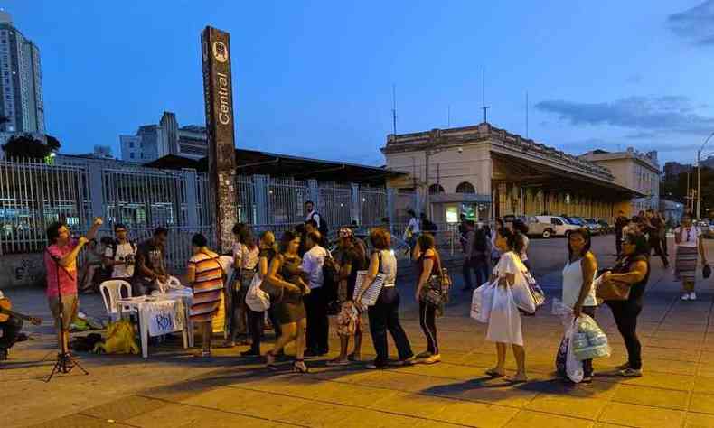 Passageiros formaram fila para adquirir bilhete com desconto na Praa da Estao(foto: Divulgao/Tarifa Zero )