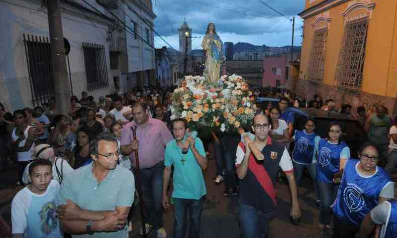 Em um ltimo ato de f do dia, fiis saram em procisso com imagem da santa pelas ruas do bairro(foto: Tlio Santos/EM/D.A.Press)